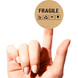 Этикетка круглая ⌀50 мм &laquo;Fragile&raquo; (250 шт/рулон)